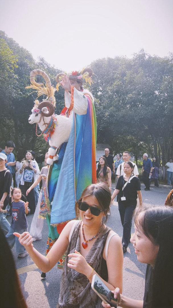 第一次来乌镇戏剧节，看到的既是一个被精心“做”出来的古镇，也是一场每年秋天准时上