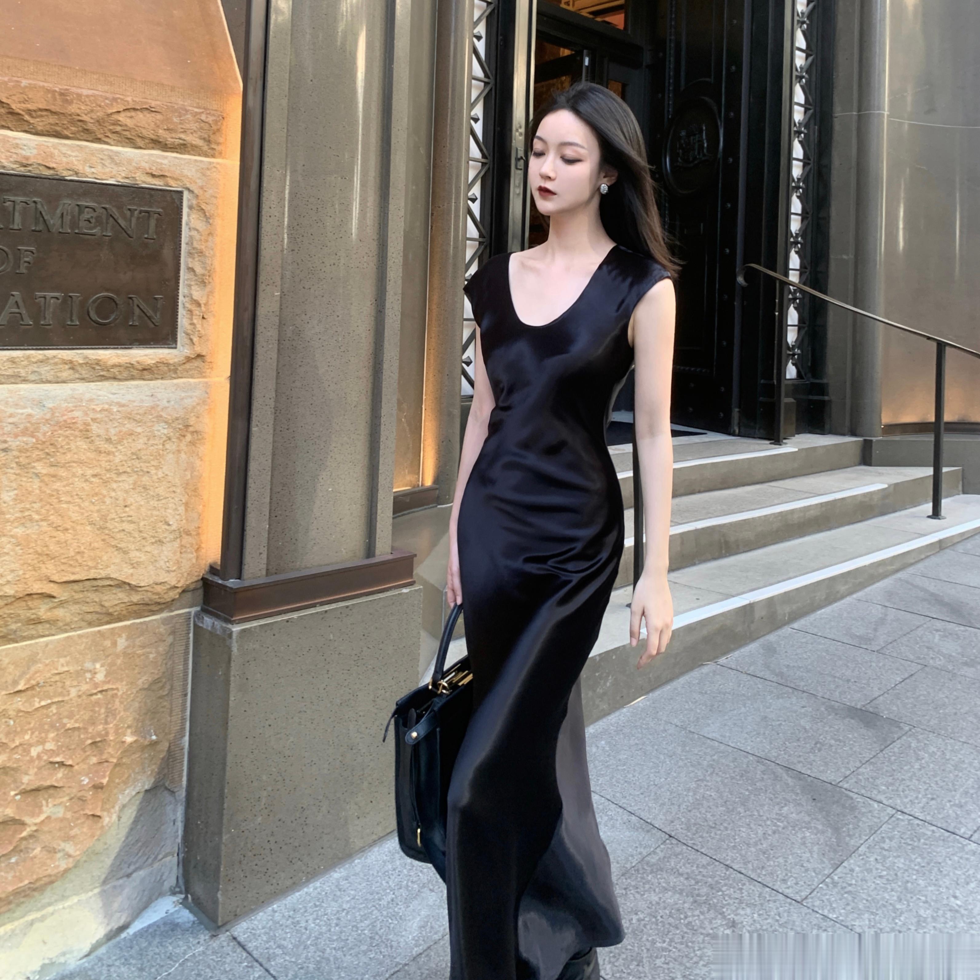 做这条连衣裙之前要求的就是要第一好面料 确认样出来之前有一个版 面料也很舒服 并