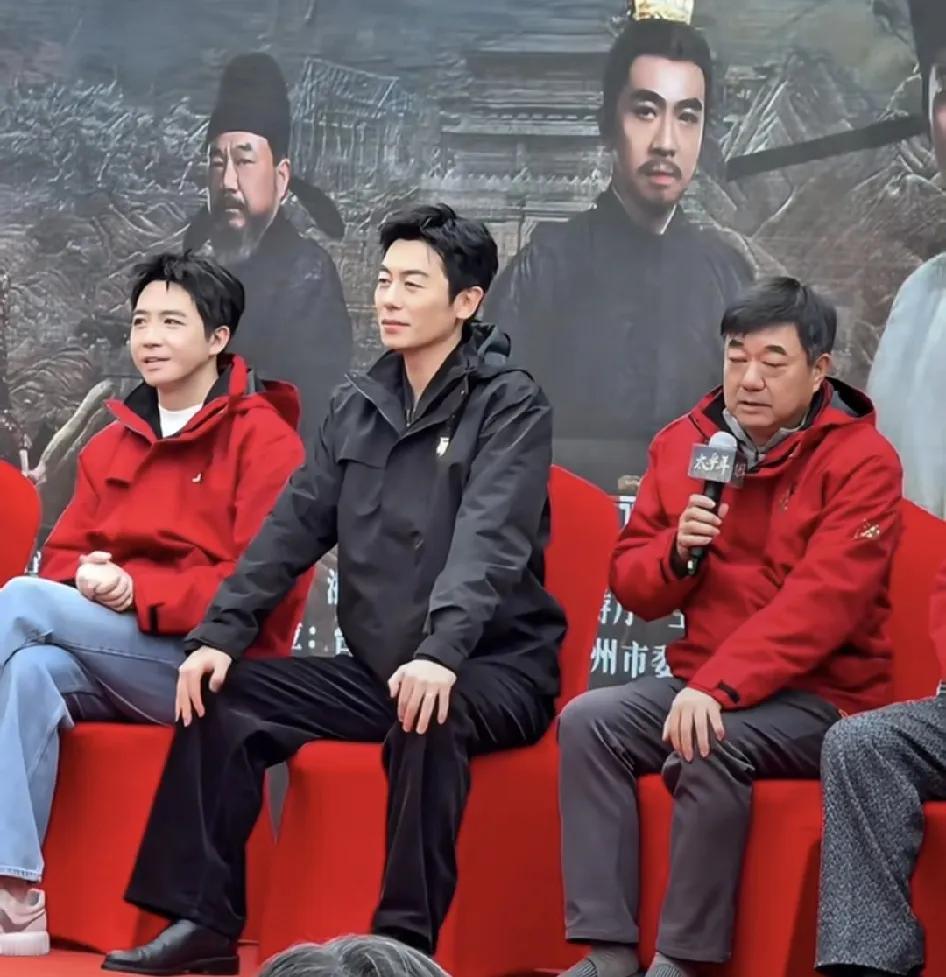 叔圈还是有朱亚文的一席之地的。
坐姿大大方方，也不涂粉涂白，从闯关东开始走的就是