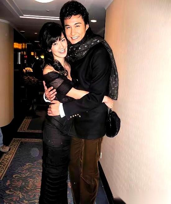 刷到胡兵和林熙蕾那张老合影，我恍惚了一下。
再一看他现在的样子，我的天。
这……