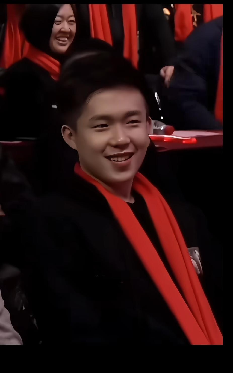 2019年的红围巾少年，一眼就心动✨
 
2019年的王楚钦，裹着一身黑、围着红