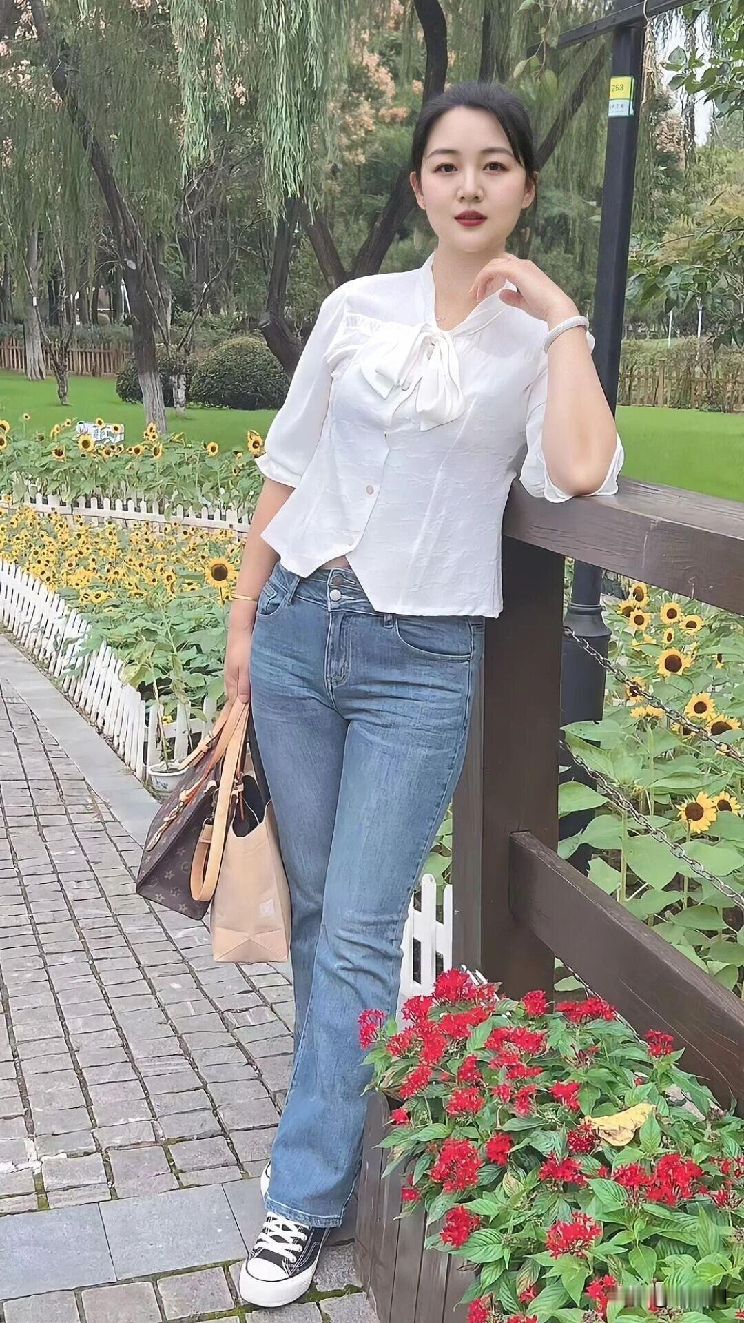 柳丝垂岸晚风柔，金葵簇簇映汀洲。
素衫轻绾蝴蝶结，蓝袂斜依木栏头。
手挽香包凝浅