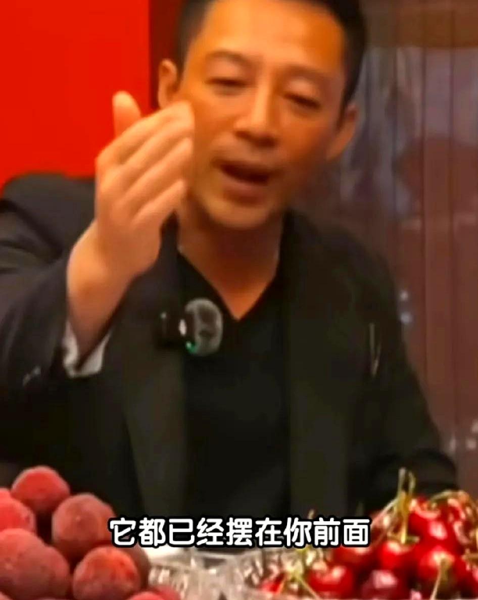 真的没有人觉得小菲哥很恐怖吗？

看了昨晚他和馆长的直播，饭桌上有一点让我非常难