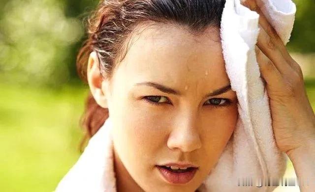解密身体汗水之谜：一招调理，告别多汗困扰！

头汗如泉涌，胃火在作怪？
你是否在
