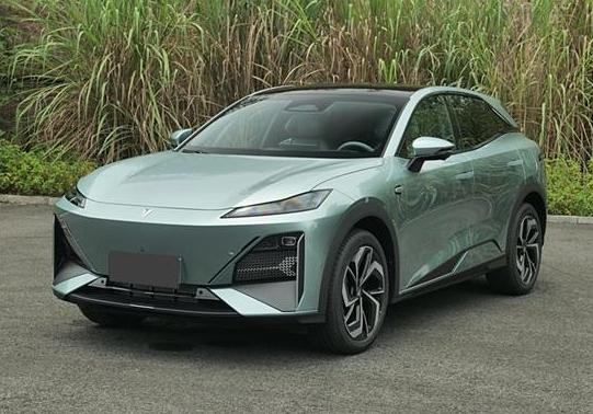 日前，深蓝S07正式亮相。外观方面，深蓝S07采用家族式设计风格，同时还保留了大