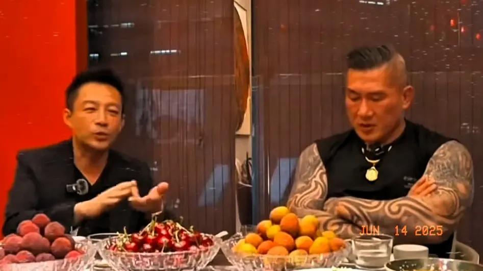 大陆接待台湾网红引质疑：送茅台还是送书法？网友热议两岸交流方式】
最近网上吵翻了