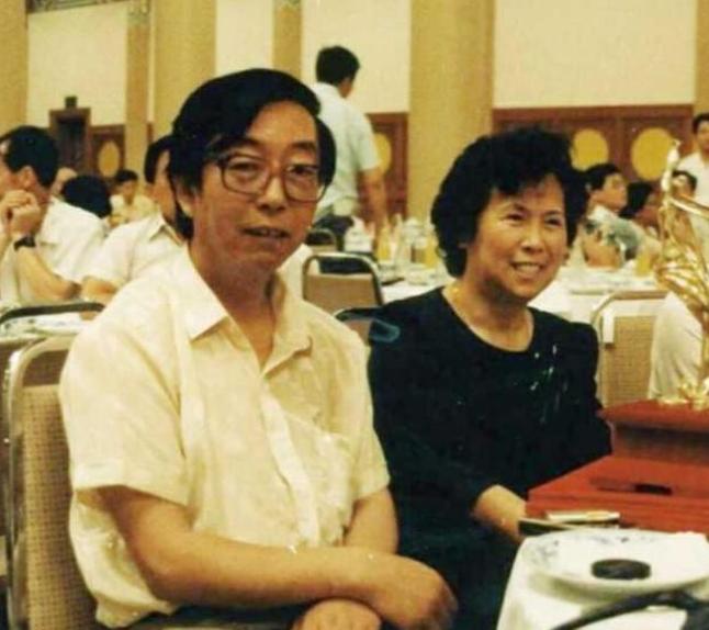 1988年，《敢问路在何方》这首歌拿奖，上台领奖的是闫肃和蒋大为。作曲家许镜清只