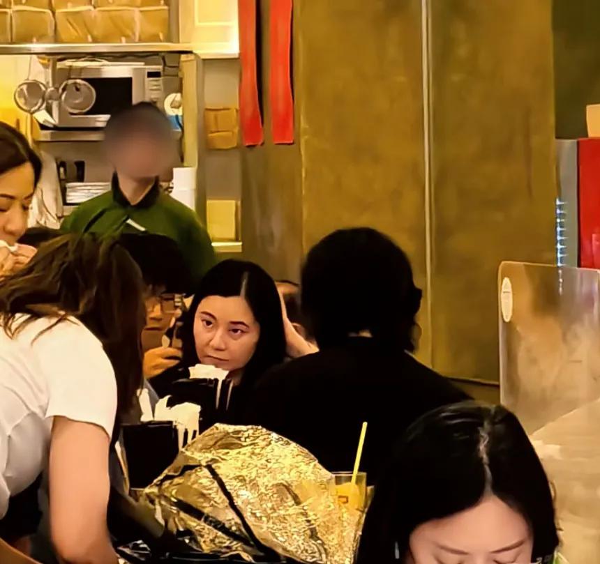 郑伊健夫妇街边小店被偶遇，蒙嘉慧53岁生日吃鱼蛋粉接地气，发福明显像普通街坊！