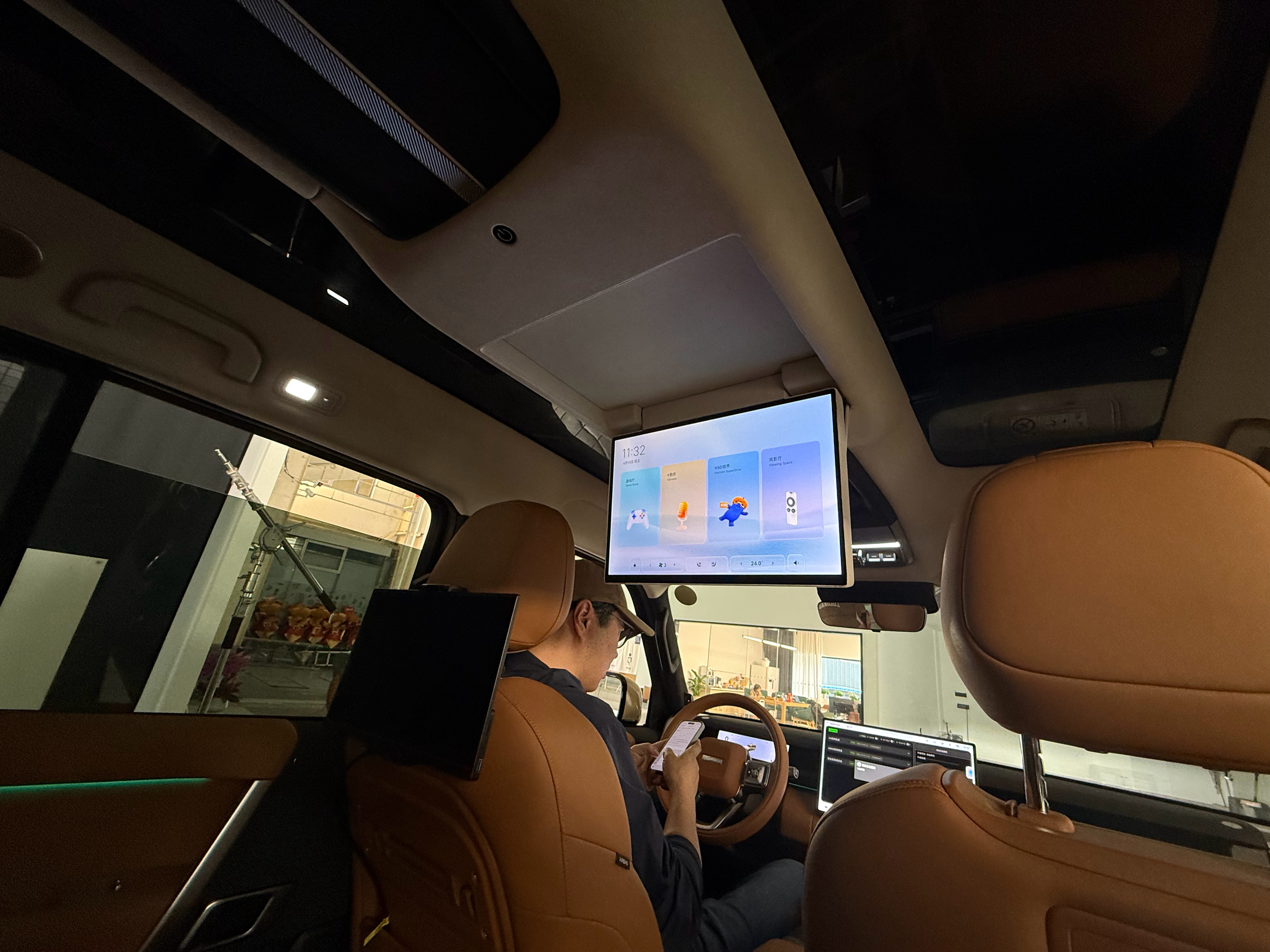 天空桥配吸顶屏原来就是这个样子这个方案是地平线手搓的，用来展示地平线自己的智能座