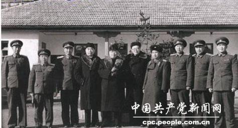 1958年，周总理带着陈毅粟裕访问朝鲜，有人向他举报说志愿军司令员杨勇在朝鲜大兴