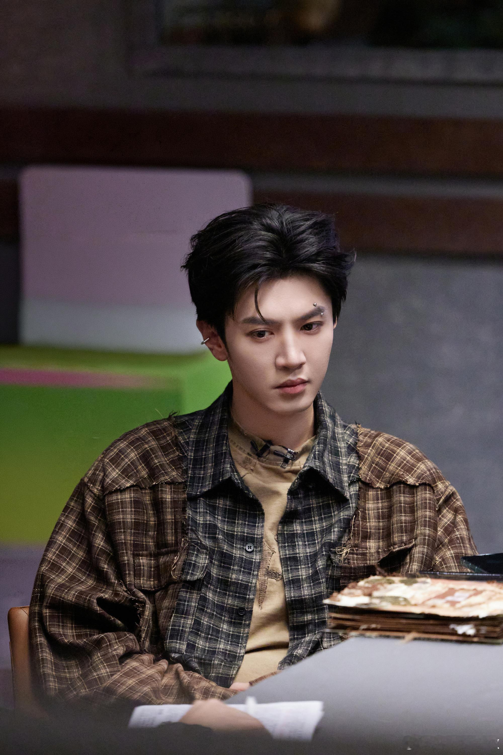 陈哲远把老年人打得嗷嗷叫大侦探 陈哲远又双叒闯进误伤赛道啦！笑得太投入，拿着本子