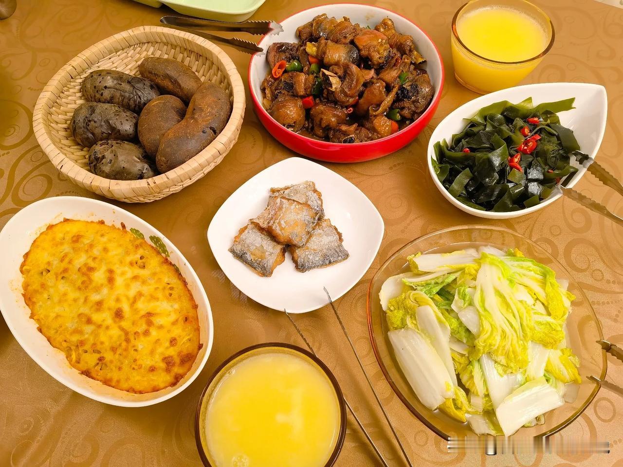 三人食家常晚餐。

辣炒土鸡腿，冰箱里的冷冻土鸡腿，只剩三条了，拿出来解冻，剁小