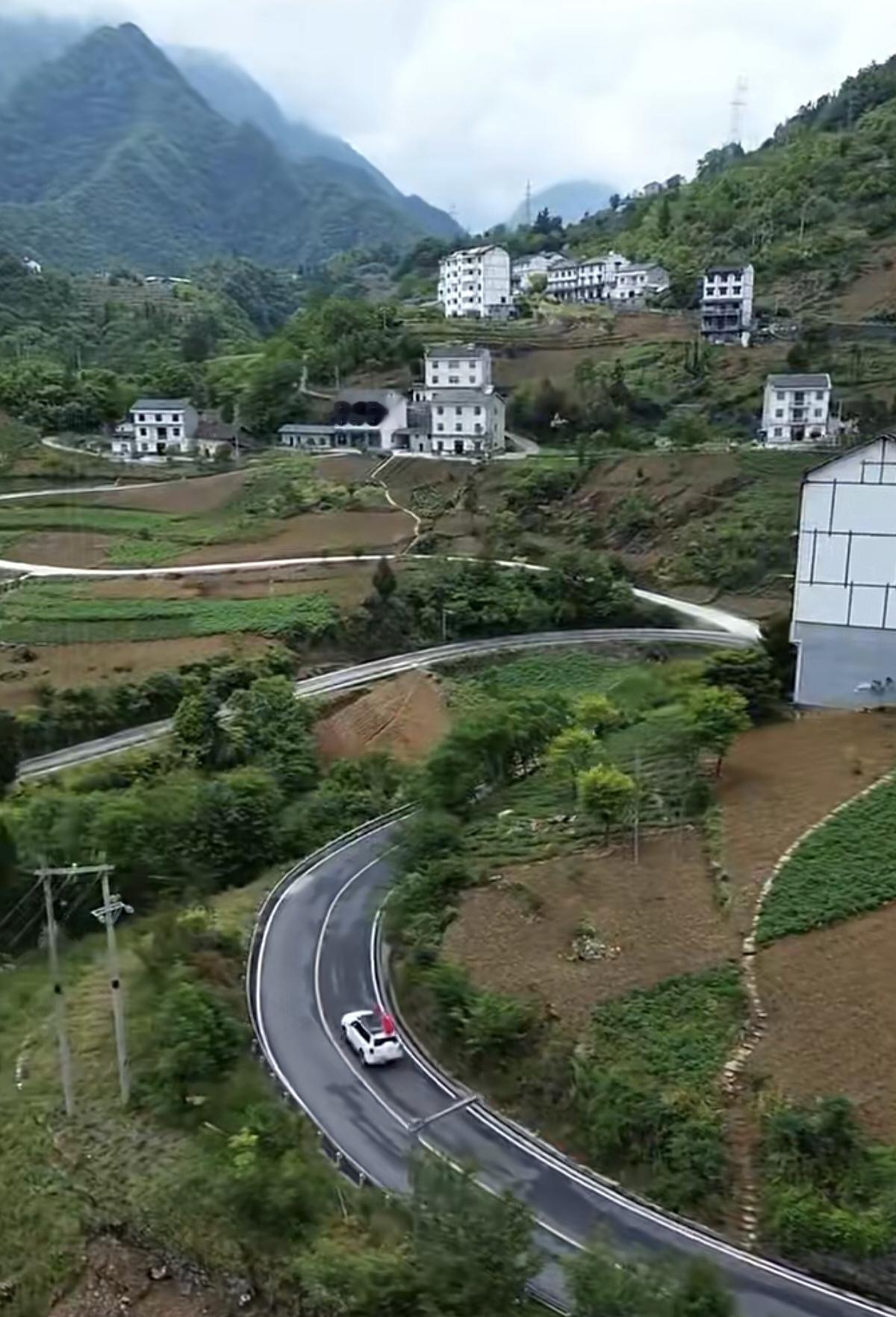 如今山村大变样，
再也难见破草房。
柏油马路到门口，
…………………………
请你