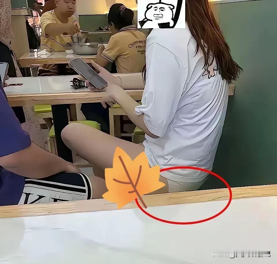现在的女性真的是太随便了，
外出吃饭就只穿个裤头，
公众场合会让人怎么想呢？
还