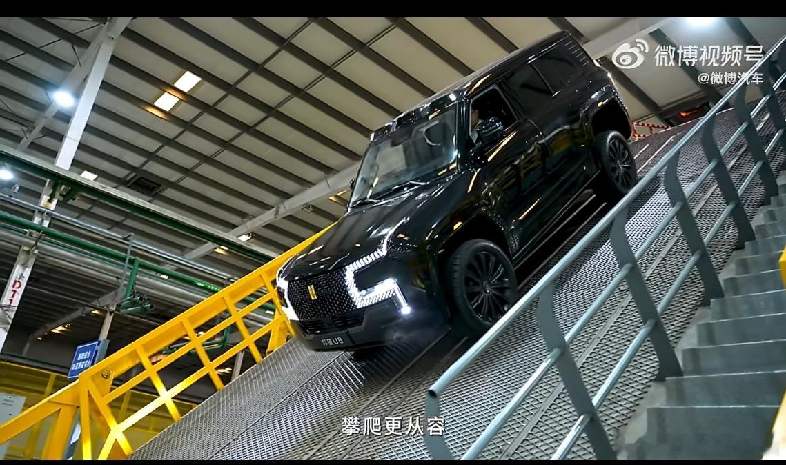 把山搬进厂里是疯了还是清醒比亚迪直接在工厂里复刻了一个天门山!可以24小时风雨无