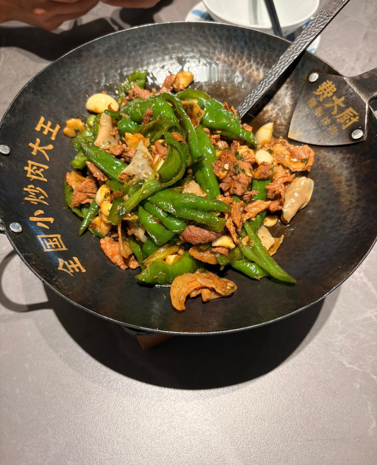 我想问一下，现在短视频平台上面有一些网红或者有一些名人出来做一些访谈，

比如说