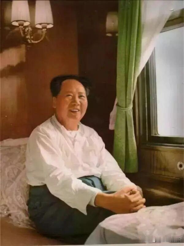 《七律•人民解放军占领南京》
1949年4月
钟山风雨起苍黄，百万雄师过大江。虎