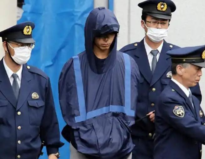 日本茨城县古河市，一名49岁女子因涉嫌用针线将同居的42岁女性的上下嘴唇多次缝合