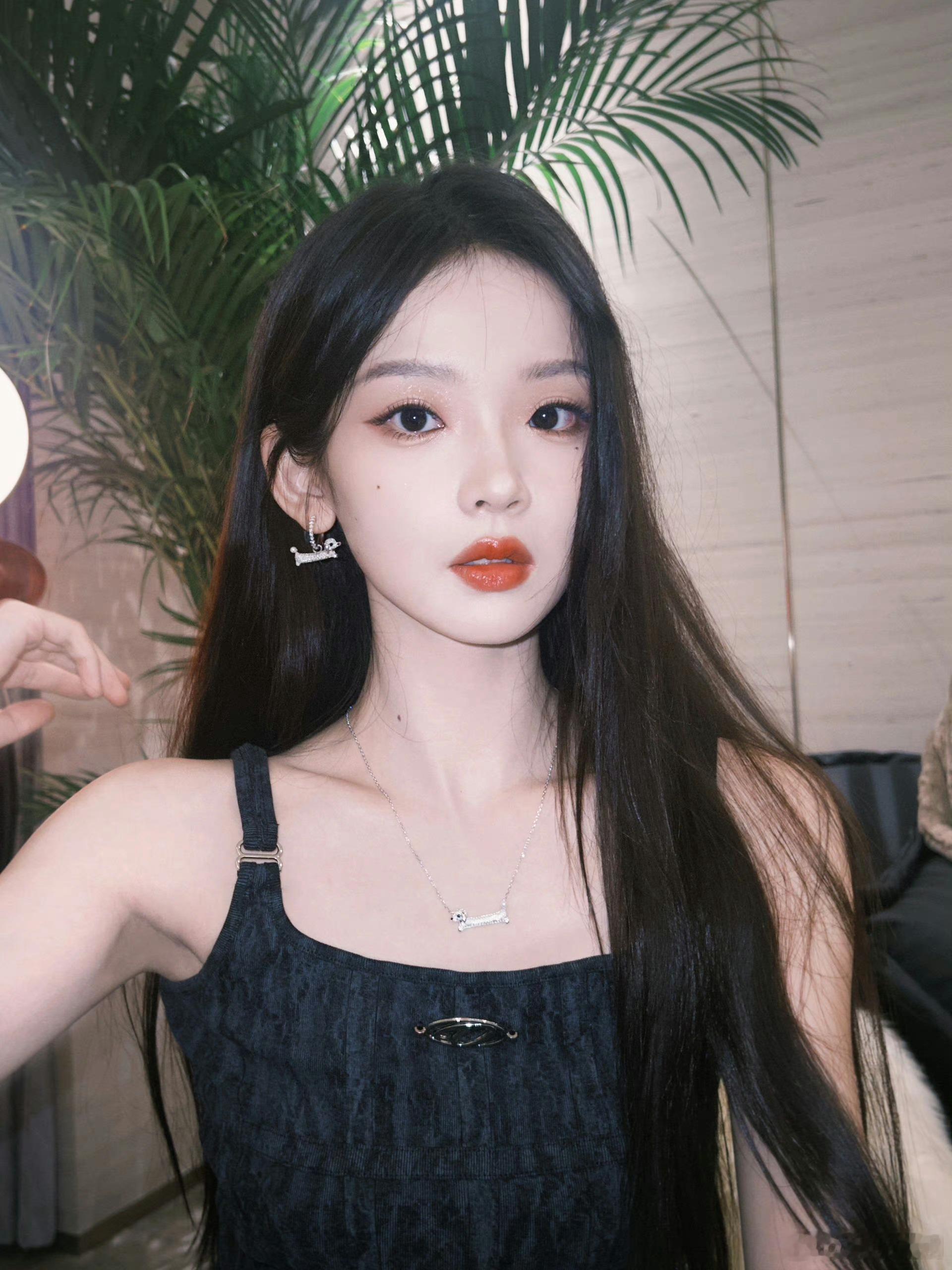 张淼怡确实开眼角的妆容还能看点，眼间距确实有点太宽了 ​​​