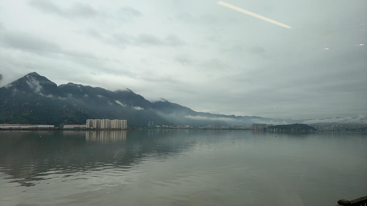 幸福就是，寻常的日子依旧，寻常的人也依旧。

昨儿晚上我妈给我打电话，没啥大事，