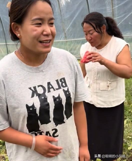 小故事！
    第二个 老壳子又来作妖啦。李佳 在地里摘西瓜，她妈来了 不管三
