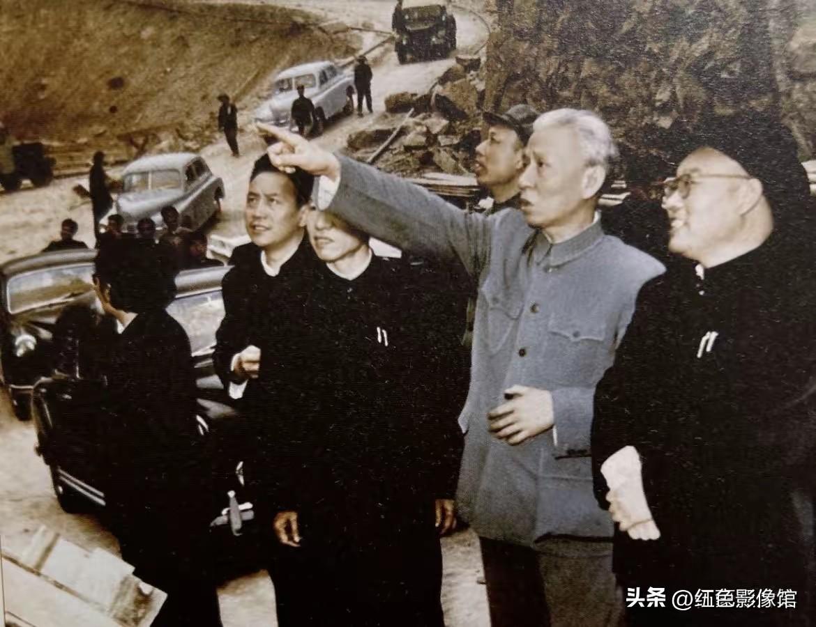 1960年4月，刘少奇同志亲临三门峡水利枢纽工地视察，在开山筑坝的施工现场听取工