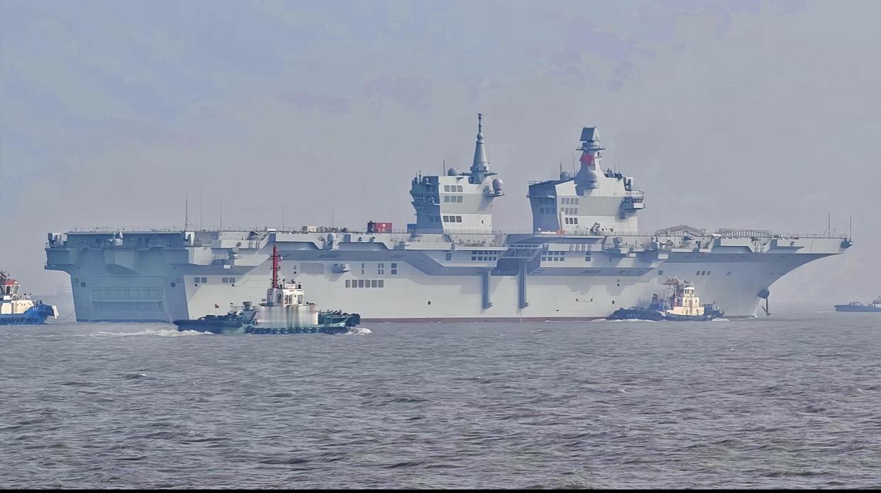 076型两栖攻击舰进行第三次海试的画面