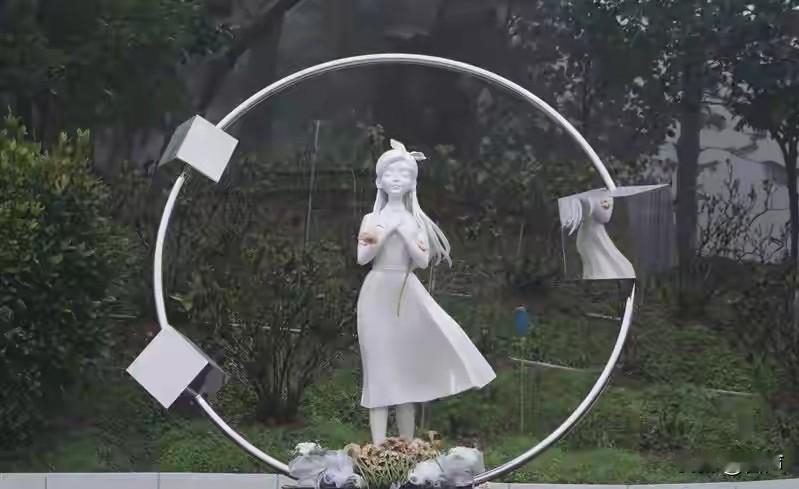 大S一周年忌，全家和亲密朋友来到大S墓前，大家都穿的一身黑，唯独韩国老公具俊晔穿