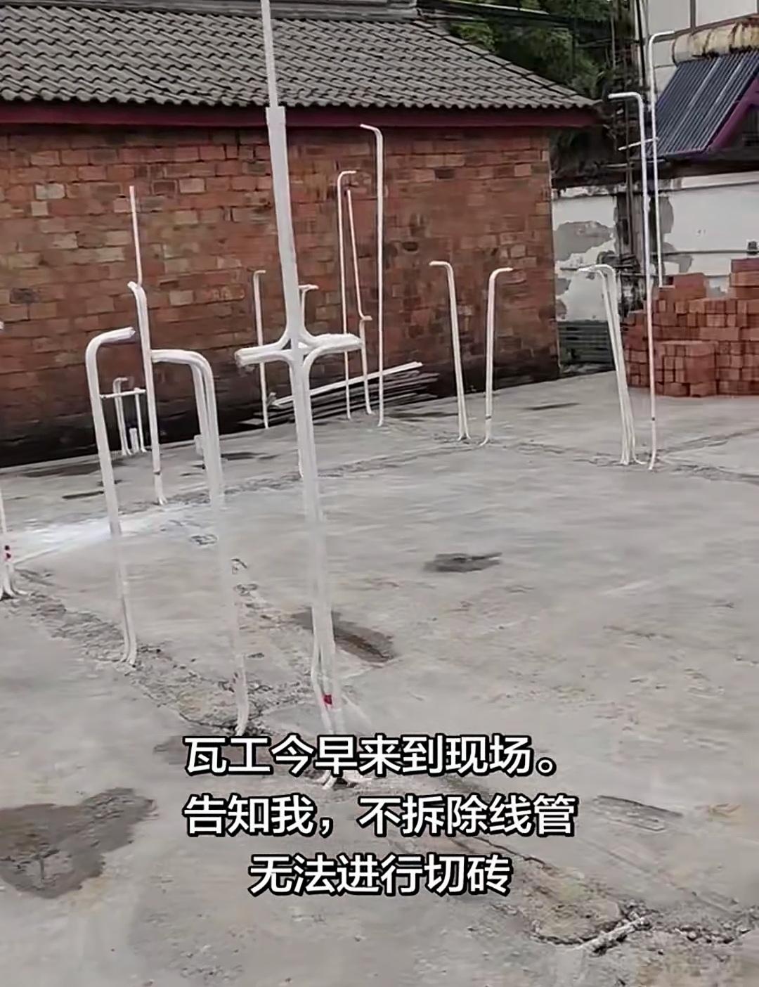 地面刚做好，瓦工还没开始砌墙，电工就迫不及待地把线管全部竖好。墙位上密密麻麻布满