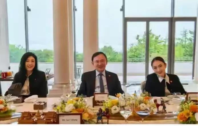 9月8日，泰国政坛的传奇家族——西那瓦家族，以一场别开生面的“家庭科技游”悄然现