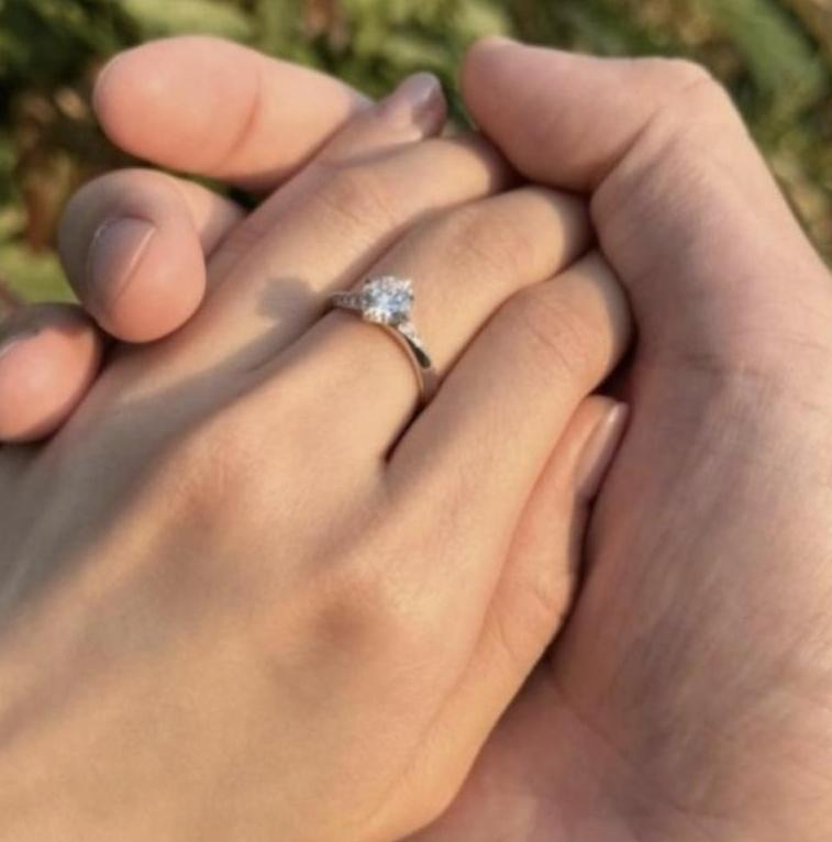 2月23日（大年初七），港星江华的儿子陈耀淙在社交平台官宣求婚成功。
陈耀淙与未