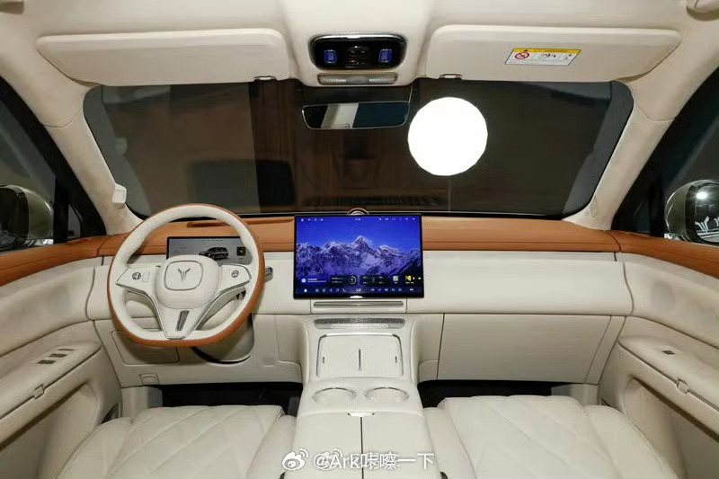岚图泰山啥都好，外观气势足，智驾也很酷，唯独内饰无，越看越不慕 ​​​
