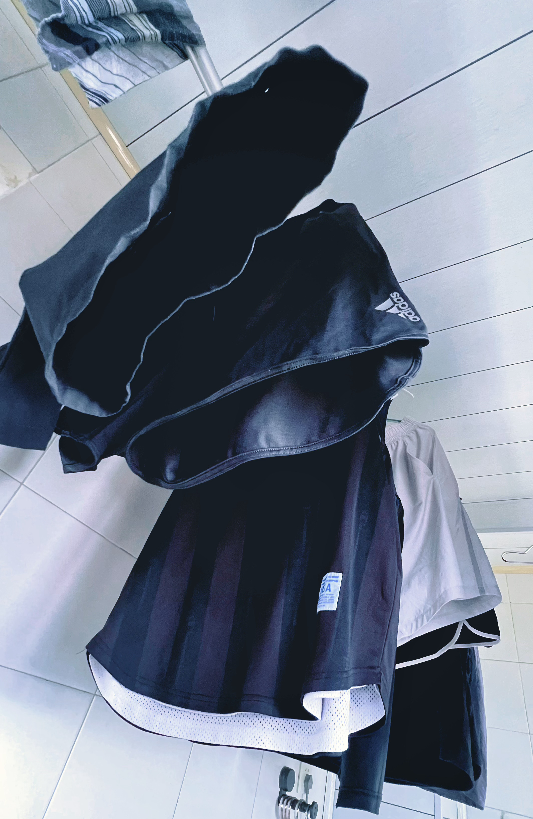 持续四十度高温天，昨天晚上把衣服洗了忘了晒，早上晾晒发现有点捂出味了，只好再重洗