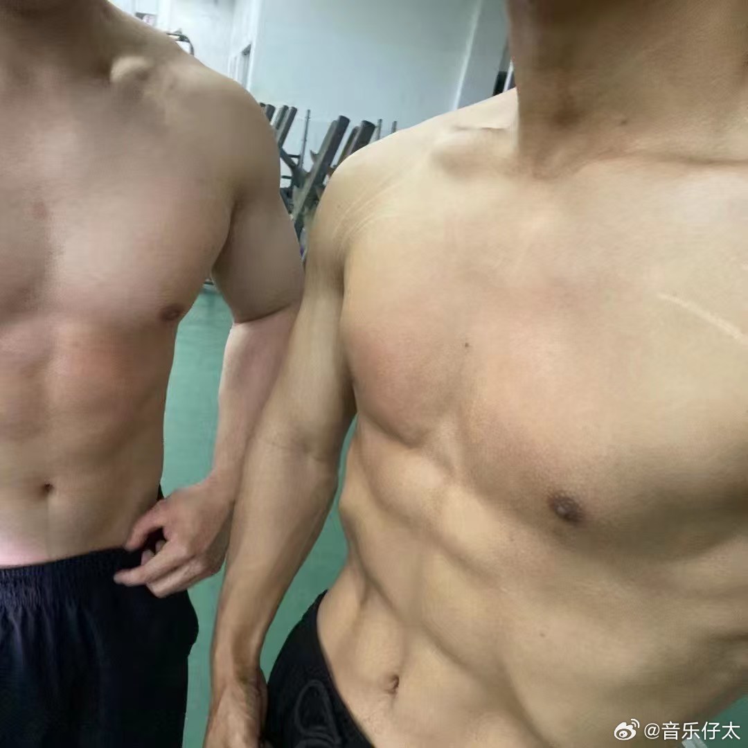 21岁180cm67kg，练举重的 