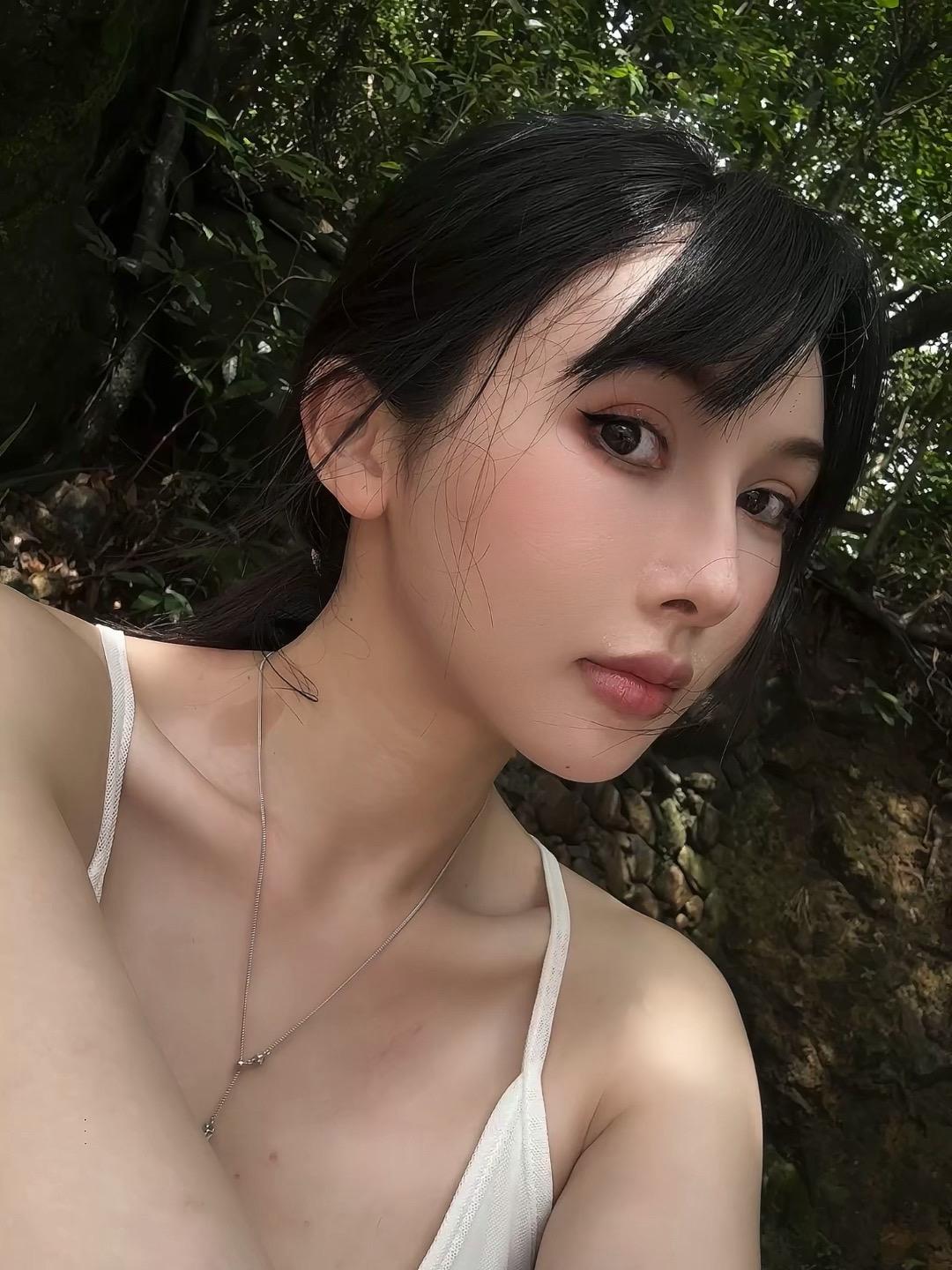有的人看见你哭 会先抱着你 有的人看见你哭还要和你讲道理 甚至脾气比你...