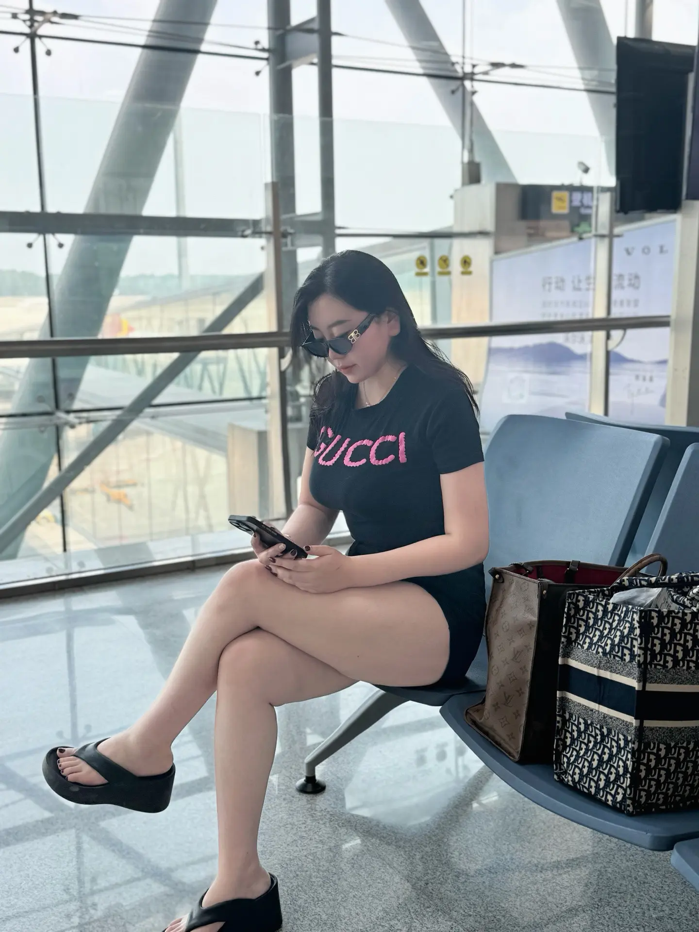 与其去追那个你喜欢的人，还不如去接纳那个爱你的人 喜欢不重要 合适不重...