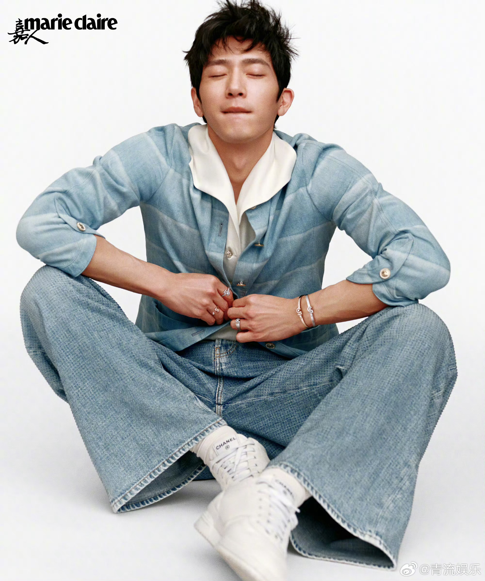 井柏然嘉人十二月刊封面｜井柏然奔跑停留大片 井柏然登上《嘉人》2025年12月周