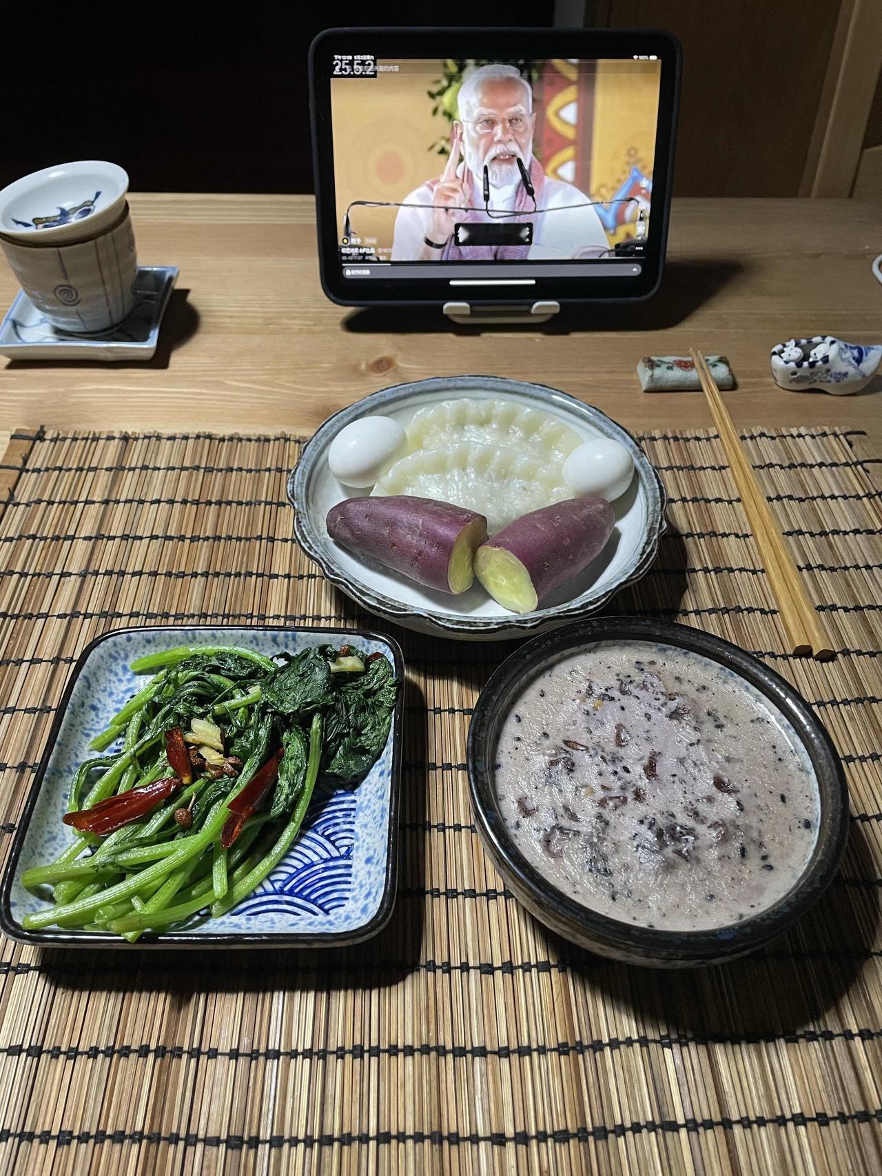 约发小出来逛商场了，发小存粹陪我，对商场里的一切都不感兴趣，我也就只好专注办了自