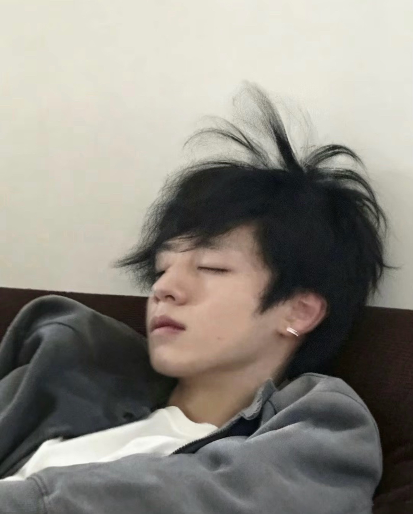 世界霸凌我，我还世界清晰下颚线，高鼻梁，白皮肤，超多发量 