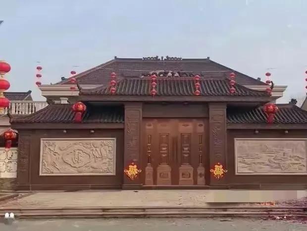 刘强东一位成功的企业家，在老家盖的房子也是与众不同的。这气派的豪宅，就像王府一样