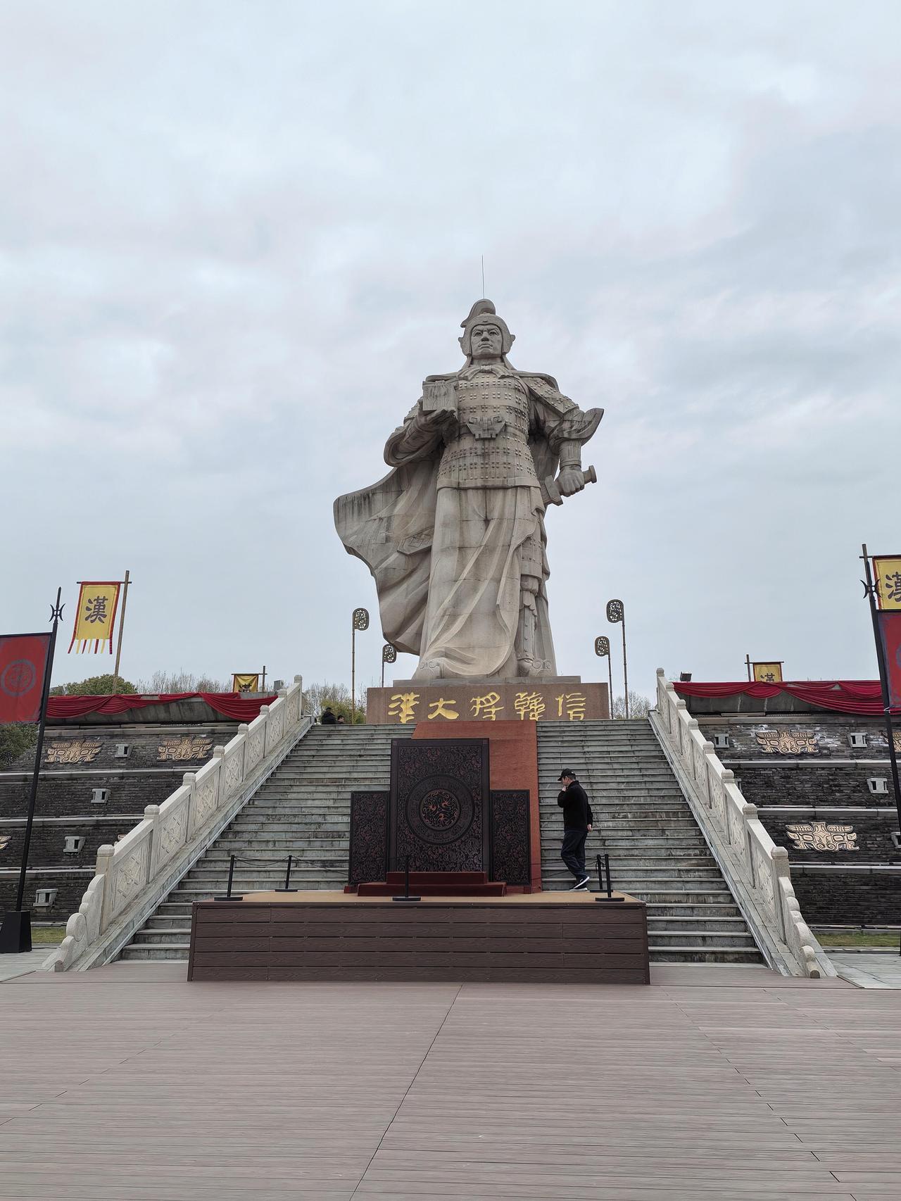 五月底拜将坛记

五月的汉中，已有初夏的温热，但空气中还残留着春末的湿润。我从汉