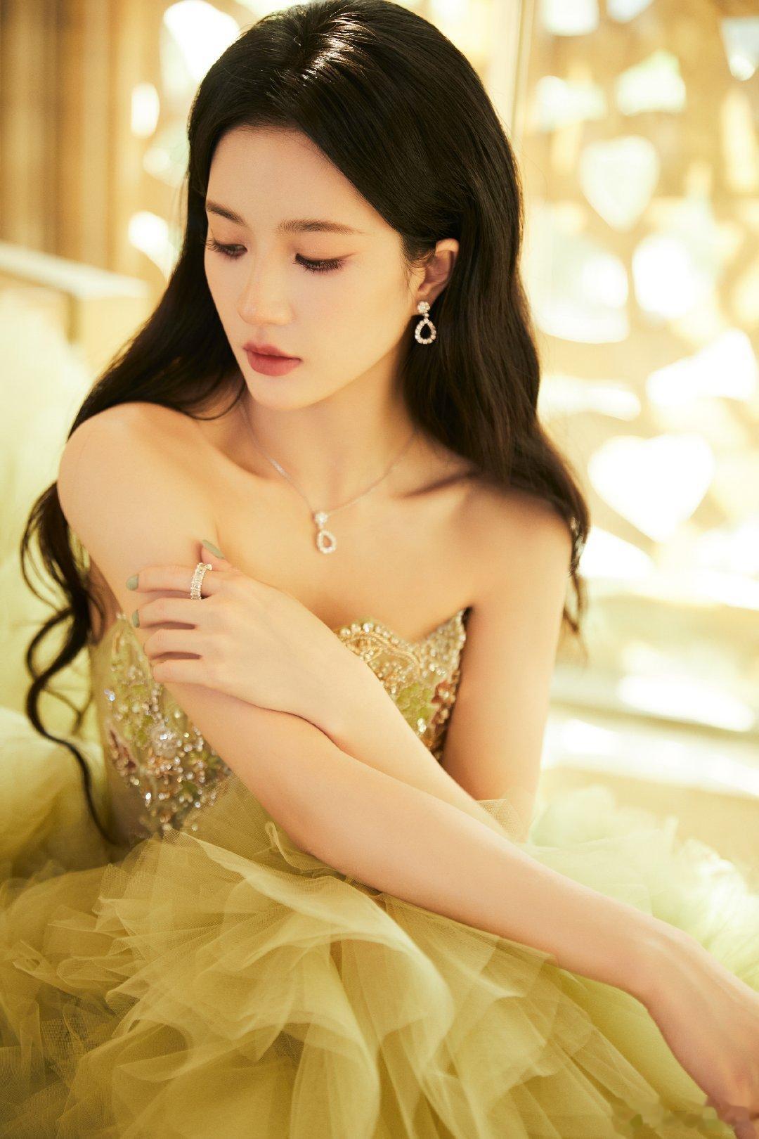 #硬糖少女303##刘些宁# 今日份糖妹新鲜物料刘些宁爱奇艺尖叫之夜工作室更新定