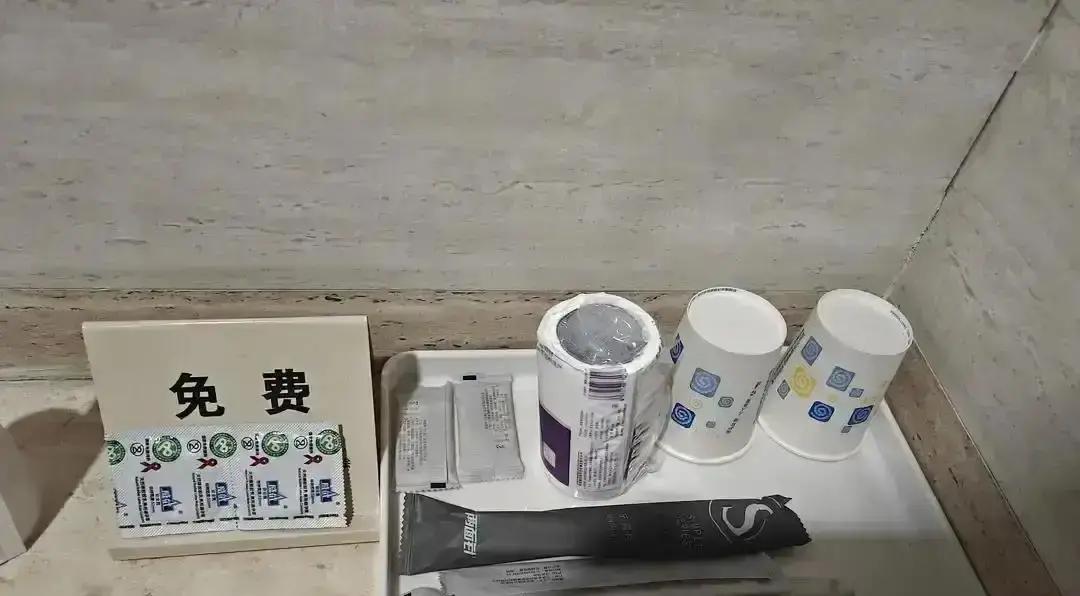 王曼昱连拿两冠后，48小时里两家运动品牌抢着官宣。

旗舰店连夜把海报换成她挥拍