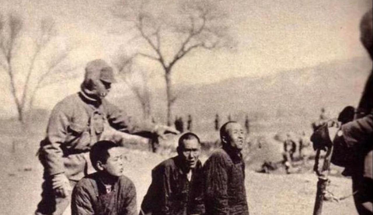 这张照片是侵华日军的罪证照片，记录了日军在屠杀中国平民前的场景，与1937年发生