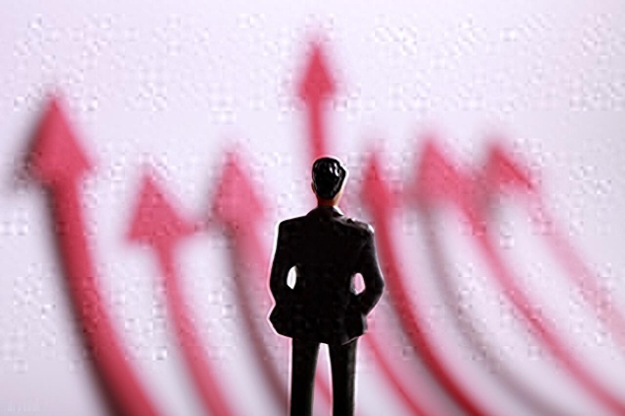 今天上午最亏钱的，不是看空，是追假强。市场最会骗人的地方，不是指数不行，而是沪指