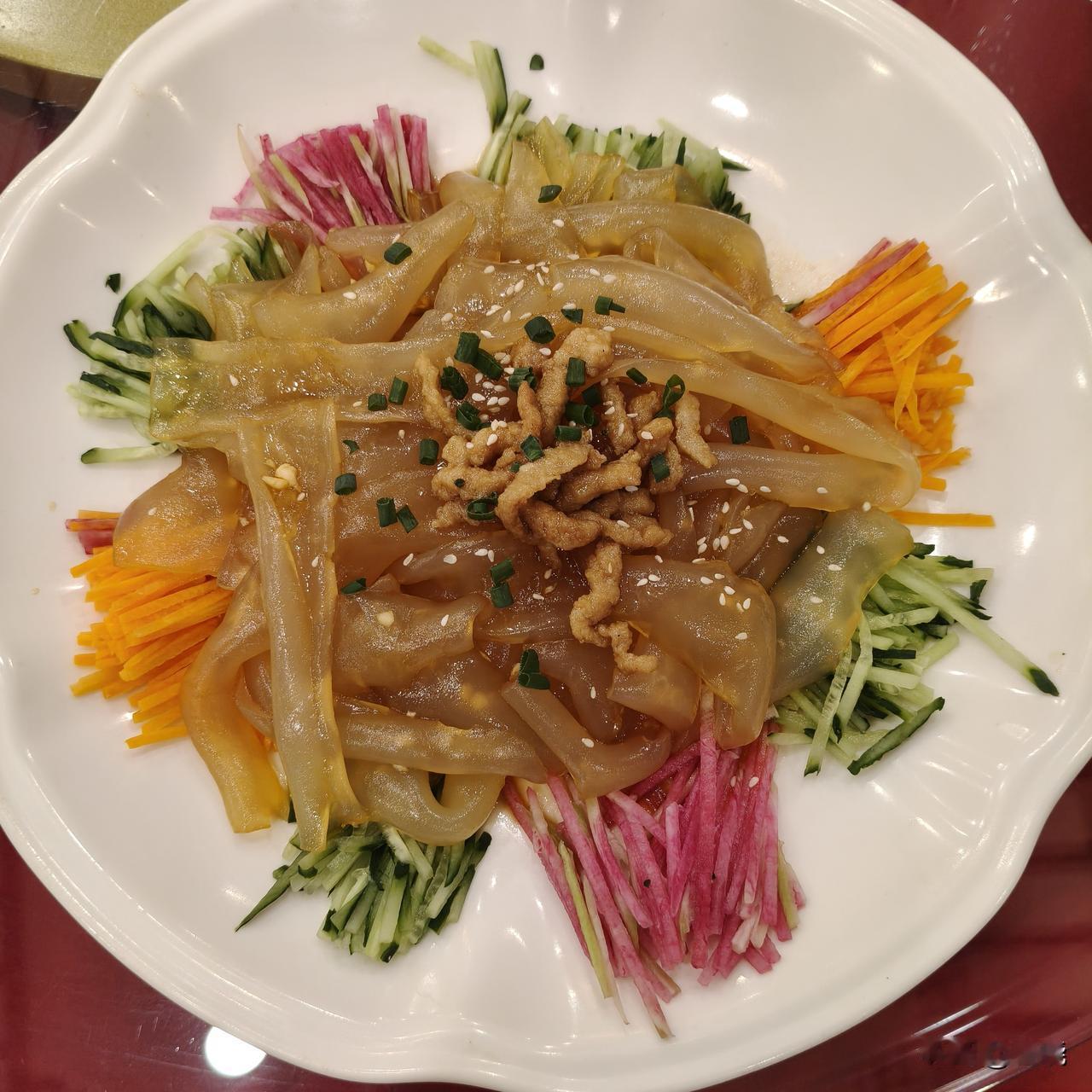 今天到小汤山来采摘蔬菜了。
小汤山这边变化很大，上次来还是30年前，印象里全是大