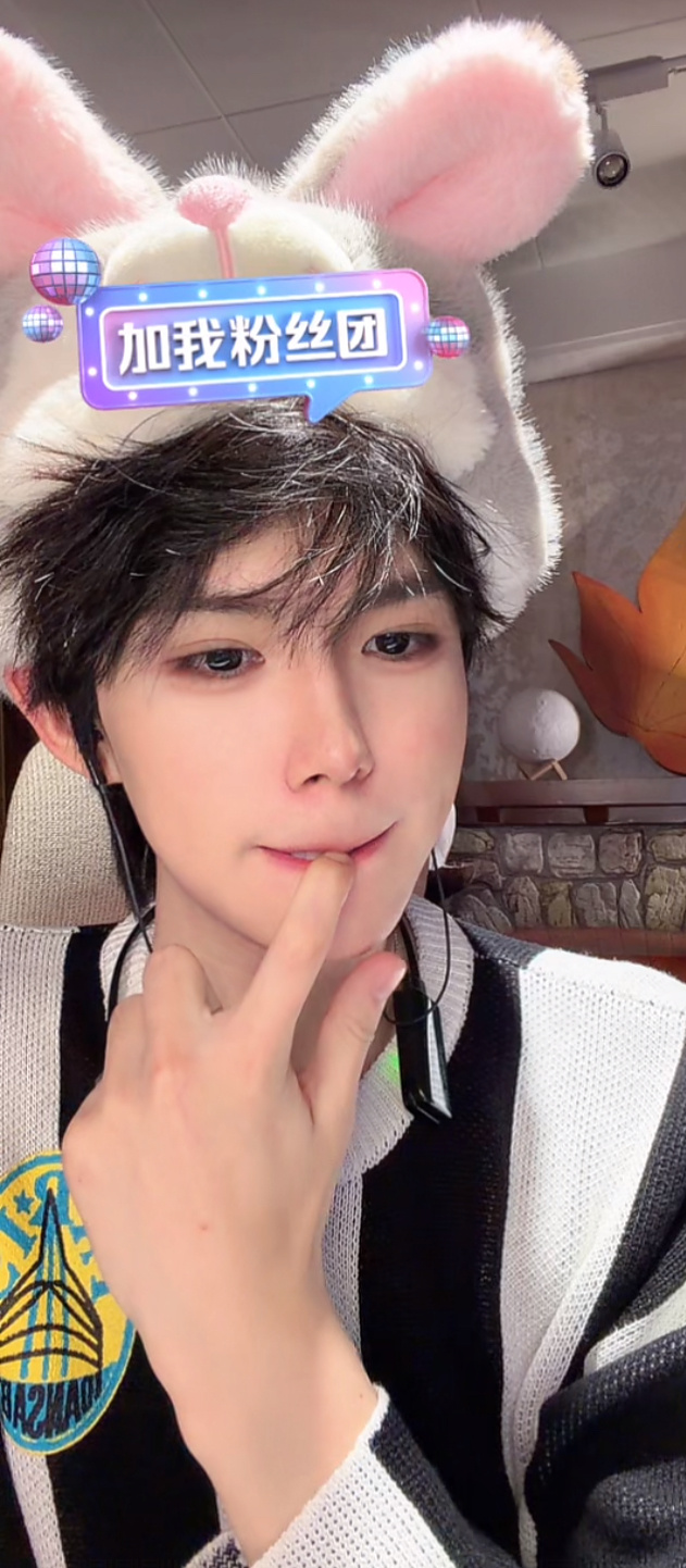 小女孩不许咬手指 