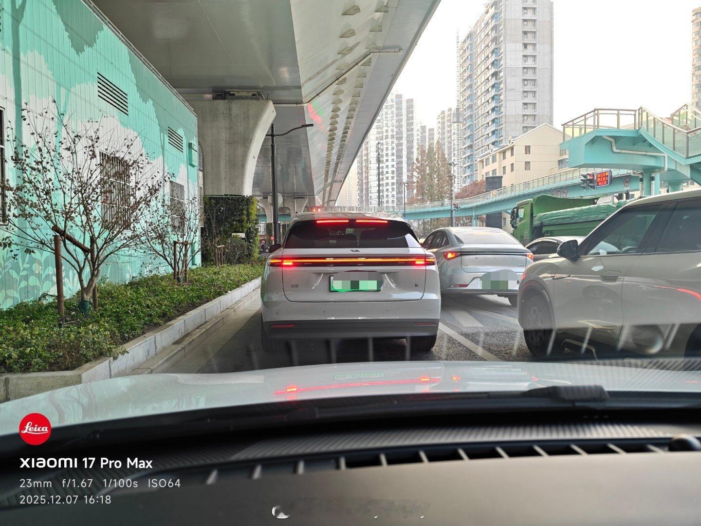 一开始以为蔚来，仔细一看是 ，不得不说，车尾设计同质化好像有点严重，这一点来说，