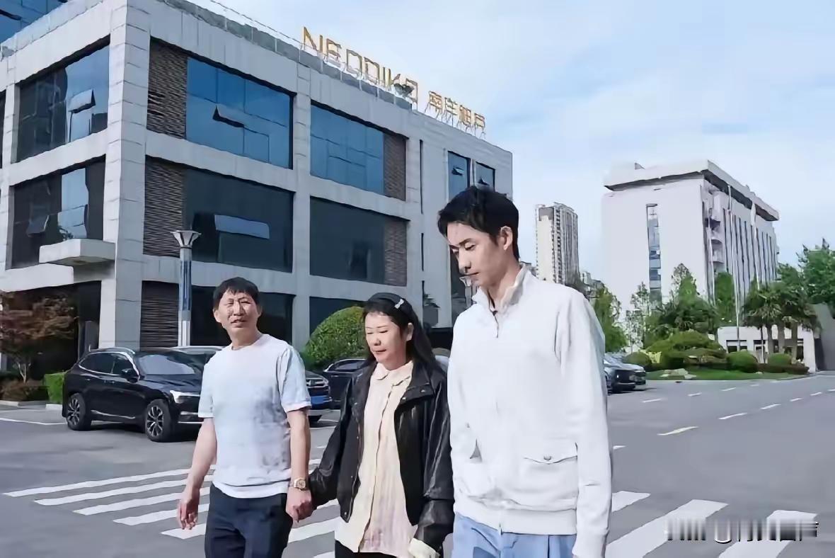 吴宜泽为报恩推掉了西安上百万的剪彩合同，第一站是跟着他爹，提着东西，规规矩矩站在