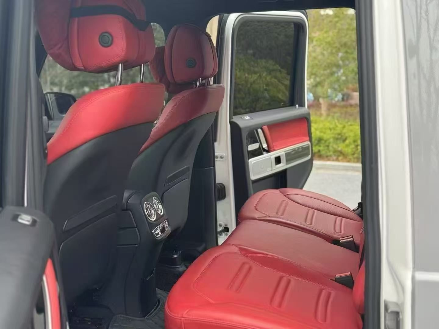帮好友代出一台硬货梦中情车22年上牌中规版奔驰G500，原厂最美白外烈焰红内，目